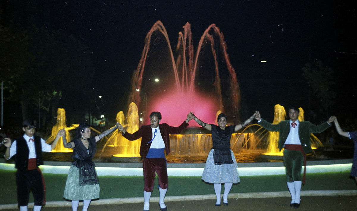 ireneuc's tweet image. Durant l&apos;agost de 1969 es va inaugurar la Font Màgica de #LHospitalet , situada davant de l&apos;església de Provençana, però no hi havia fotos. Casualment, regirant el fons de @LHArxiu han sortit unes quantes que són un rar testimoni d&apos;aquell esdeveniment. #HistoriaLH #PatrimoniLH