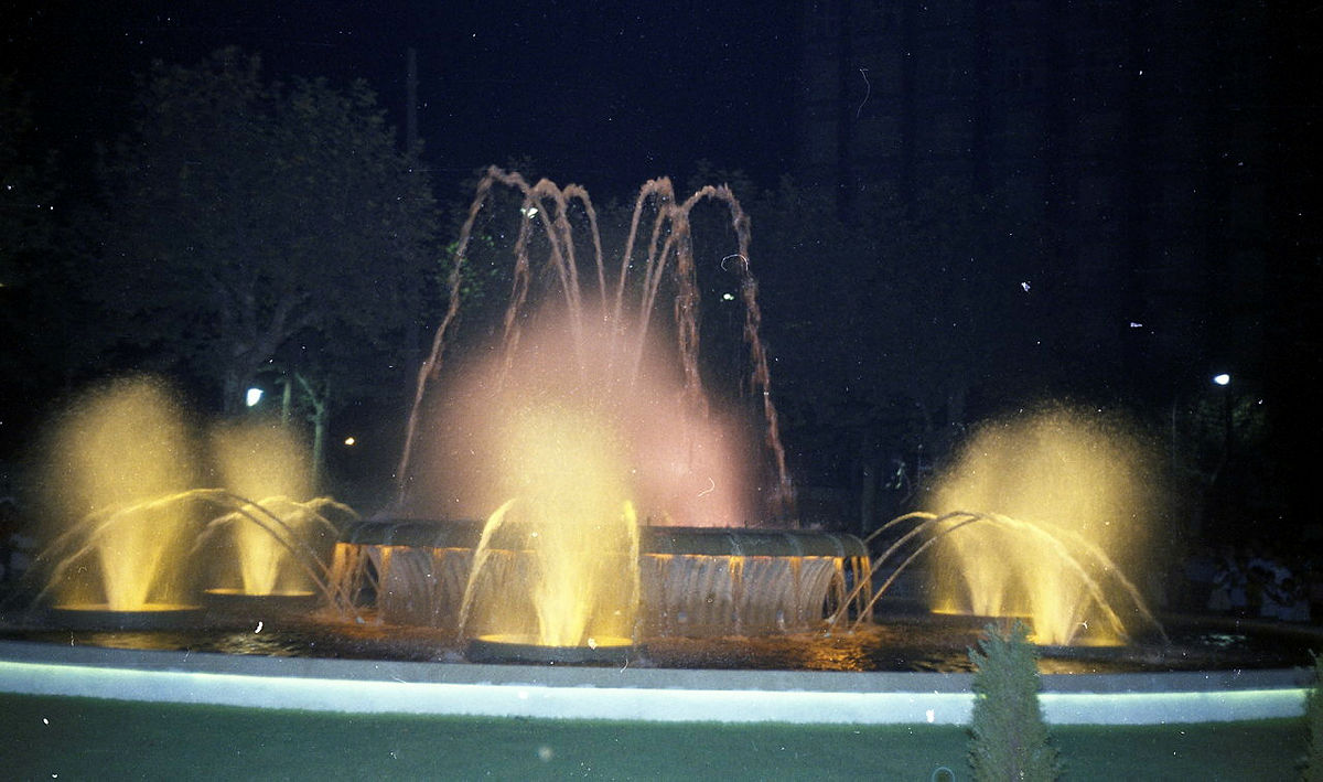 ireneuc's tweet image. Durant l&apos;agost de 1969 es va inaugurar la Font Màgica de #LHospitalet , situada davant de l&apos;església de Provençana, però no hi havia fotos. Casualment, regirant el fons de @LHArxiu han sortit unes quantes que són un rar testimoni d&apos;aquell esdeveniment. #HistoriaLH #PatrimoniLH