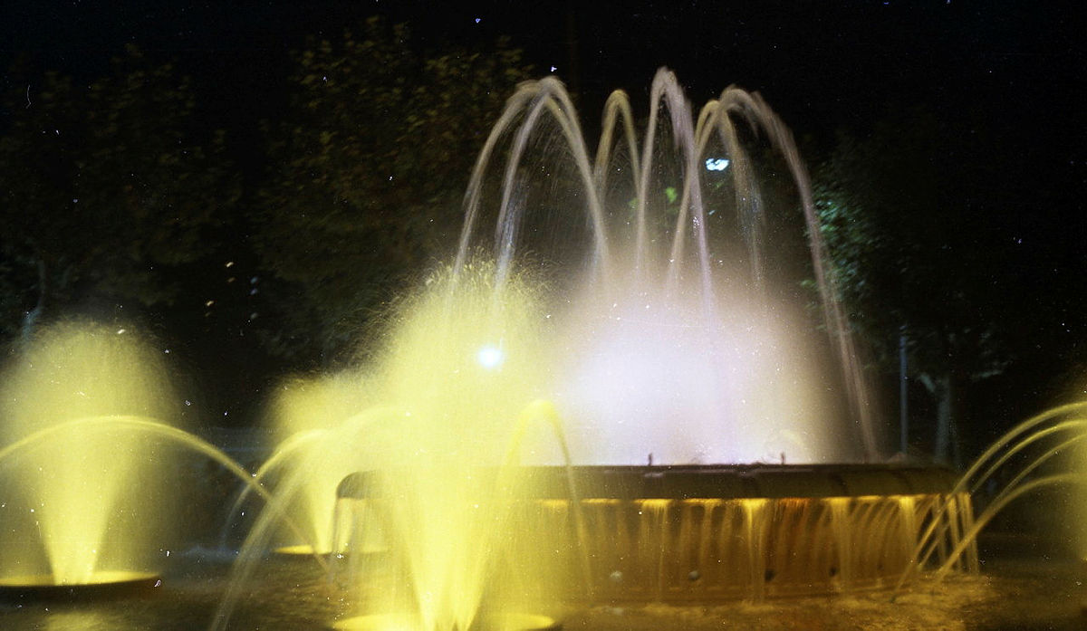 ireneuc's tweet image. Durant l&apos;agost de 1969 es va inaugurar la Font Màgica de #LHospitalet , situada davant de l&apos;església de Provençana, però no hi havia fotos. Casualment, regirant el fons de @LHArxiu han sortit unes quantes que són un rar testimoni d&apos;aquell esdeveniment. #HistoriaLH #PatrimoniLH