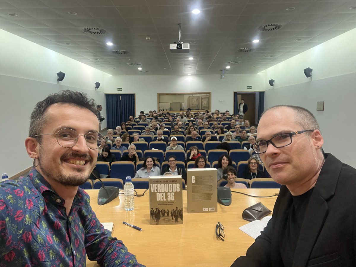 Ayer fue un día muy emocionante, en mi <a href="/unizar/">Universidad Zaragoza</a> junto a <a href="/nicoabu/">Nicolas Sesma</a>, con un salón de actos al que no dejó de incorporarse gente hasta pasado el inicio del acto y acompañado de amigos y amigas de toda una vida de trabajo. 

Ayer presentamos ‘Verdugos del 36’ (<a href="/Ed_Critica/">Editorial Crítica</a>). Gracias.