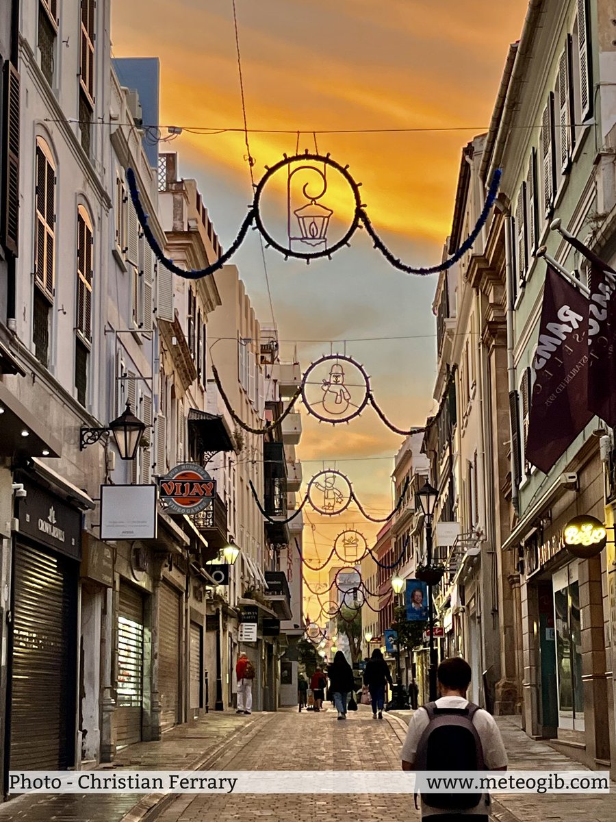 #Gibraltar #MainStreet - 31/10 - this morning's #stunning #cirrus #sunrise 😍 - captured by MeteoGib follower Christian Ferrary.

#FridayVibes
