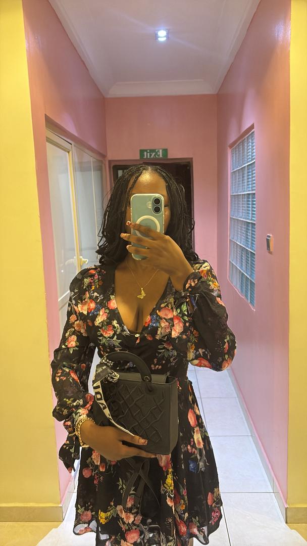 nobodylikesMena's tweet image. A 9-6 can't bag me💅