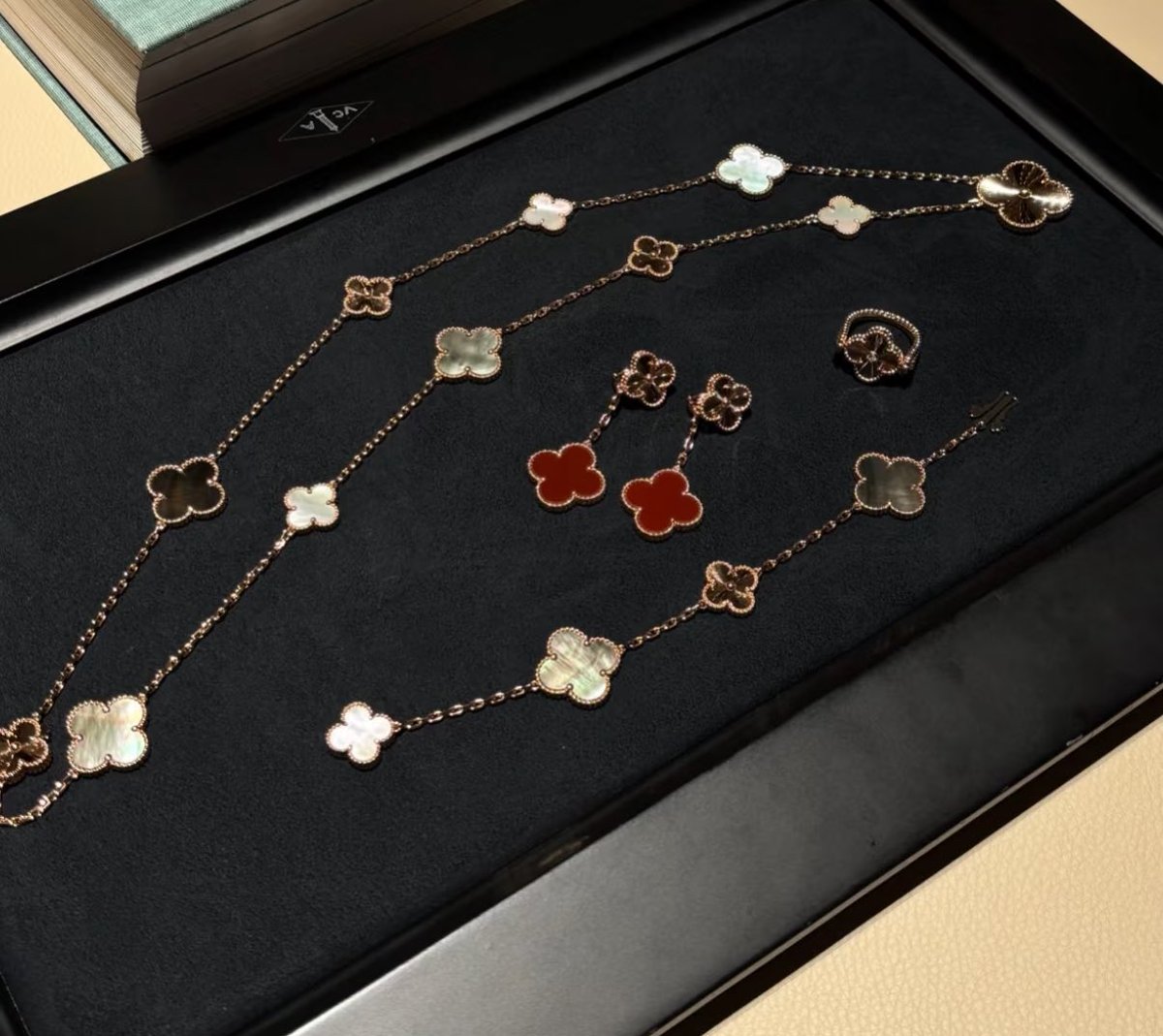 VCA新作商品可愛すぎる…🪽
そして、しれっと3枚目のセンターにいる
2Pが欲しすぎますので連絡しないと✉️