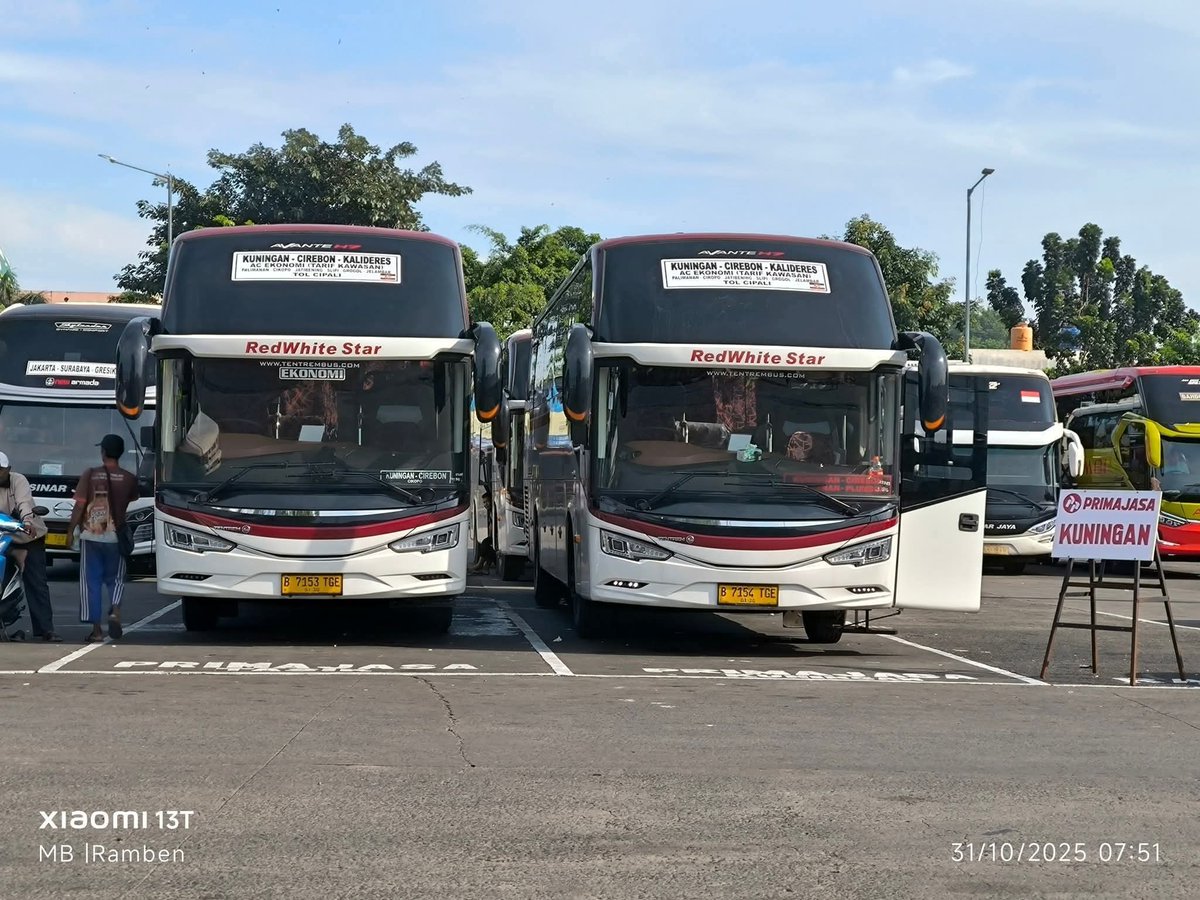BisKota_'s tweet photo. Hari pertama Primajasa masuk terminal kalideres, parkir 2 Jalur

Sebelahnya, buat persiapan rute Kalideres - Tasik https://t.co/jU82TnU1UL