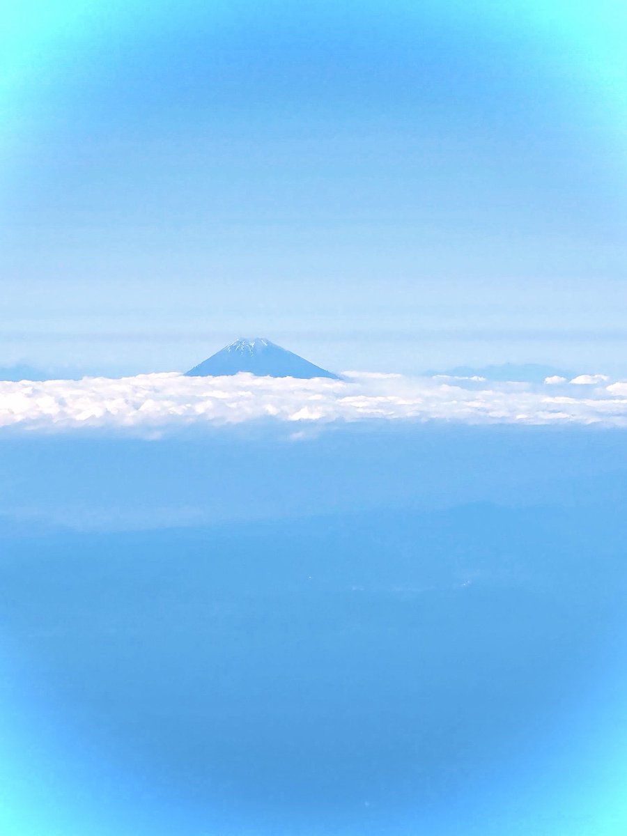 宮崎から羽田へ戻る機内
雲の上に浮かぶ富士山を見ながら
7年間の軌跡を思い返していました

おかげさまで弊社・株式会社MORIYAの7期目も少しずつ努力が形になり
確かな手応えを感じる一年に

支えてくださる皆さまに、心から感謝
8期目も、新しい風を生み出していきます