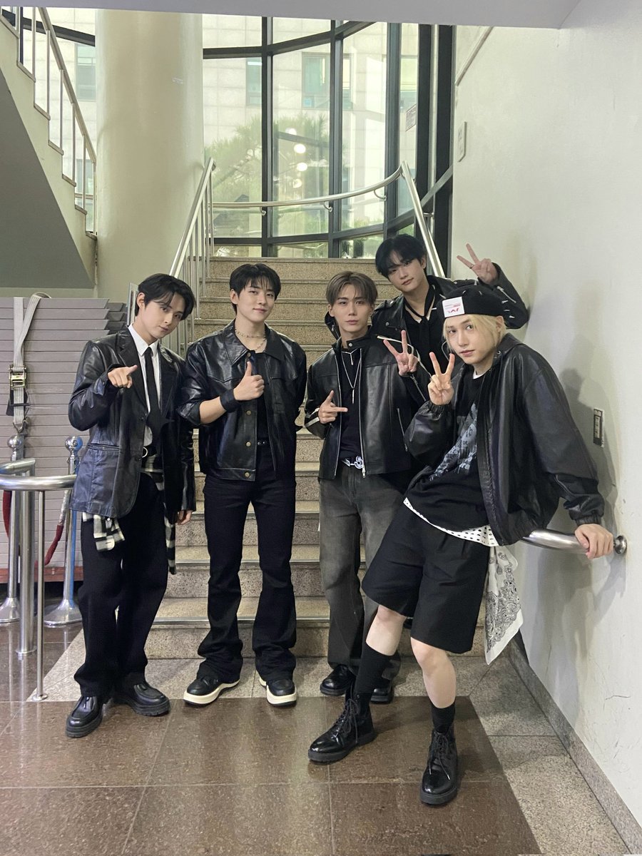 [📸] 251031 KBS2 뮤직뱅크

첫방 무사히 완료 d=(^o^)=b

#DKZ #디케이지
#TASTY #테이스티
#ReplayMyAnthem