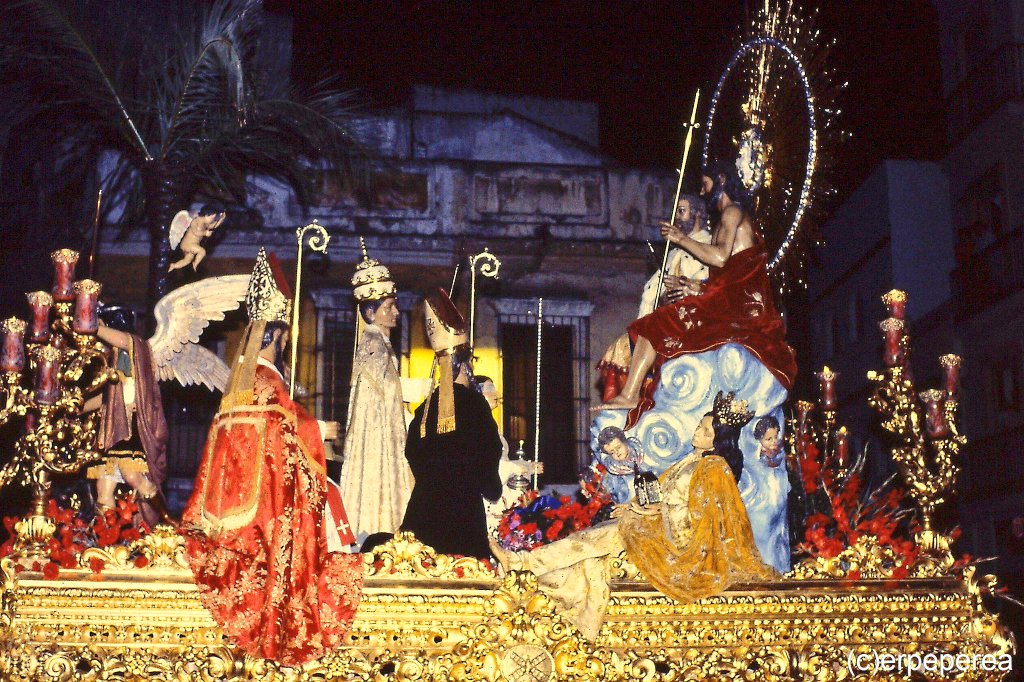 Tal día como hoy en 1982 salió en procesión extraordinaria el Sagrado Decreto de la Santísima Trinidad, con motivo del 475 aniversario de la fundación de la hermandad. Lo hizo sobre el paso del Cristo de las Cinco Llagas.

No salía desde 1951.

 📷 <a href="/erpeperea/">Erpeperea</a>

#TDSCofrade