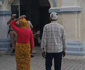 मैनपुरी: दबंगों से परेशान दंपत्ति, SP से गुहार

➡जमीन को लेकर दबंगों ने पीटा था 
➡घर में घुसकर मारपीट का लगाया आरोप
➡पुलिस मामले की जांच में जुटी है 
➡बेवर क्षेत्र के मोहनपुर जासमाई का मामला 

#Mainpuri #Dabang <a href="/mainpuripolice/">MAINPURI POLICE</a>