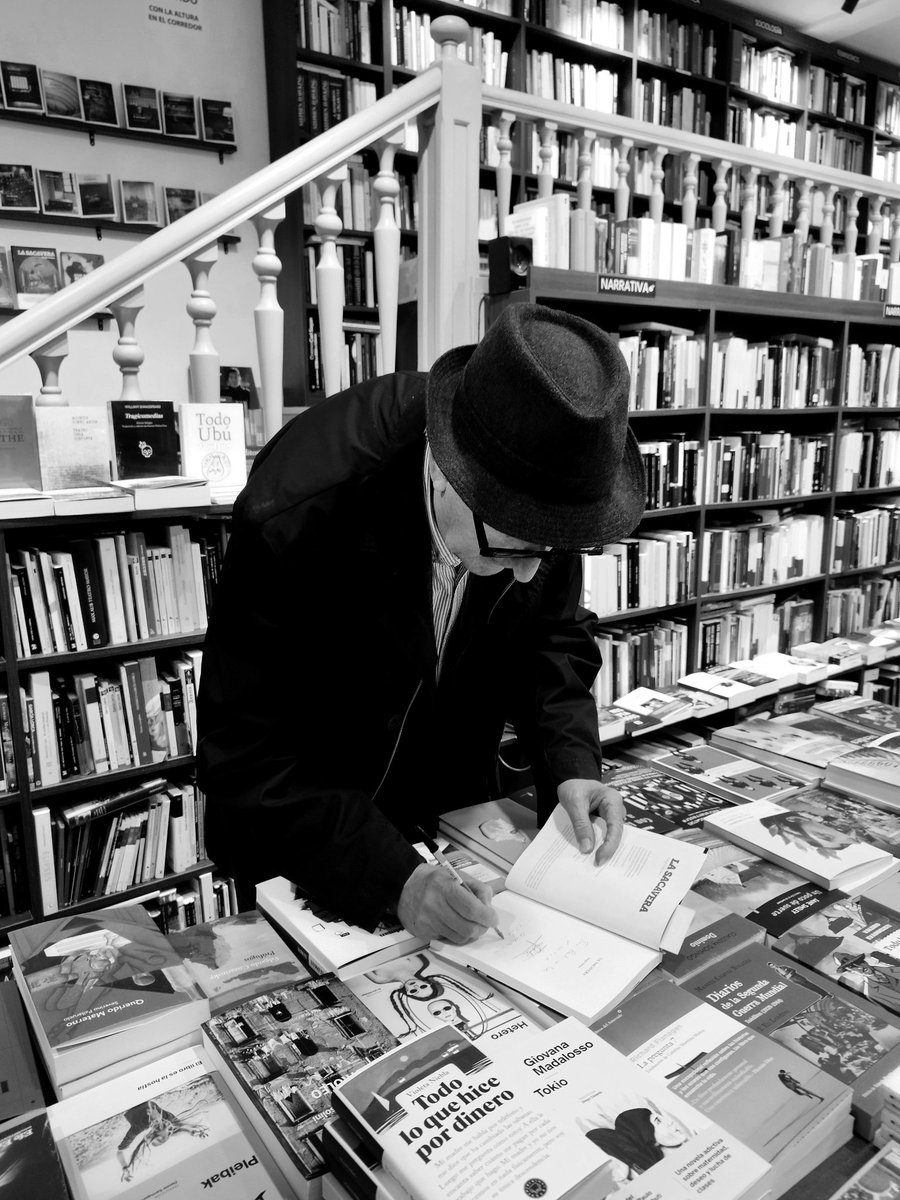 Primera ruta de La sacavera. 🖤💛 Esta noche y mañana más. Y sí, aún hay plazas para el sábado. 🦎🦎 Os lo cuenta <a href="/nortes_me/">Nortes</a>:
nortes.me/2025/10/31/mis…

#lasacavera #jorgeordaz #alduguíes #oviedoturismo #oviedoescultura #mataderouno #oviedo #uviéu #pezdeplata