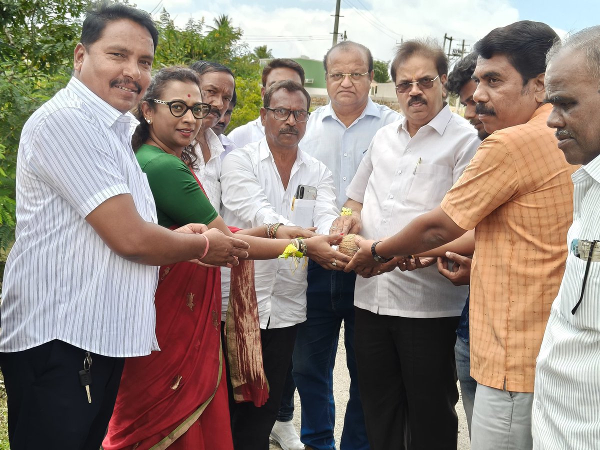 NayanaJhawar's tweet image. ಅಂಬಳೆ ಗ್ರಾಮ ಪಂಚಾಯತಿ ವ್ಯಾಪ್ತಿಯ ಮುಗುಳುವಳ್ಳಿ ಗ್ರಾಮದಿಂದ ಕೋಡಿಹಳ್ಳಿ ಗ್ರಾಮಕ್ಕೆ ಸಂಪರ್ಕಿಸುವ ಸೇತುವೆ ನಿರ್ಮಾಣಕ್ಕೆ ಕಾವೇರಿ ನೀರಾವರಿ ನಿಗಮ ನಿಯಮಿತ ಇಲಾಖೆಯಿಂದ 2 ಕೋಟಿ ಮೊತ್ತದಲ್ಲಿ ಕಾಮಗಾರಿಗೆ ಗುದ್ದಲಿ ಪೂಜೆ ನೆರವೇರಿಸಲಾಯಿತು.

#DevelopmentForAll #MudigereConstituency #NayanaMotamma #InfrastructureDevelopment…