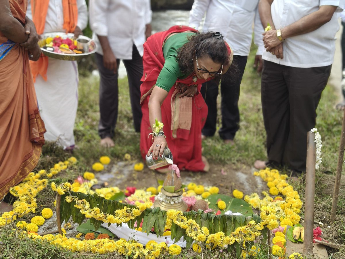 NayanaJhawar's tweet image. ಅಂಬಳೆ ಗ್ರಾಮ ಪಂಚಾಯತಿ ವ್ಯಾಪ್ತಿಯ ಮುಗುಳುವಳ್ಳಿ ಗ್ರಾಮದಿಂದ ಕೋಡಿಹಳ್ಳಿ ಗ್ರಾಮಕ್ಕೆ ಸಂಪರ್ಕಿಸುವ ಸೇತುವೆ ನಿರ್ಮಾಣಕ್ಕೆ ಕಾವೇರಿ ನೀರಾವರಿ ನಿಗಮ ನಿಯಮಿತ ಇಲಾಖೆಯಿಂದ 2 ಕೋಟಿ ಮೊತ್ತದಲ್ಲಿ ಕಾಮಗಾರಿಗೆ ಗುದ್ದಲಿ ಪೂಜೆ ನೆರವೇರಿಸಲಾಯಿತು.

#DevelopmentForAll #MudigereConstituency #NayanaMotamma #InfrastructureDevelopment…