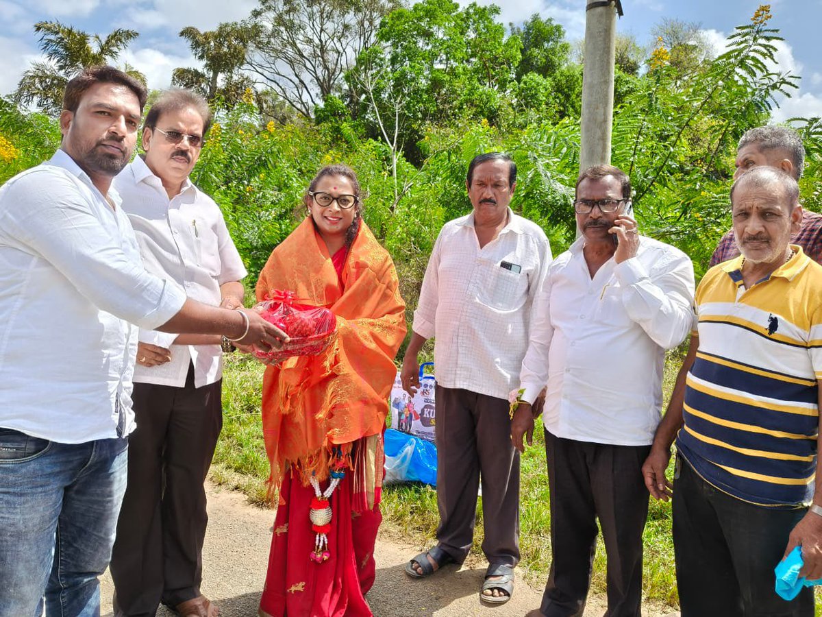 NayanaJhawar's tweet image. ಅಂಬಳೆ ಗ್ರಾಮ ಪಂಚಾಯತಿ ವ್ಯಾಪ್ತಿಯ ಮುಗುಳುವಳ್ಳಿ ಗ್ರಾಮದಿಂದ ಕೋಡಿಹಳ್ಳಿ ಗ್ರಾಮಕ್ಕೆ ಸಂಪರ್ಕಿಸುವ ಸೇತುವೆ ನಿರ್ಮಾಣಕ್ಕೆ ಕಾವೇರಿ ನೀರಾವರಿ ನಿಗಮ ನಿಯಮಿತ ಇಲಾಖೆಯಿಂದ 2 ಕೋಟಿ ಮೊತ್ತದಲ್ಲಿ ಕಾಮಗಾರಿಗೆ ಗುದ್ದಲಿ ಪೂಜೆ ನೆರವೇರಿಸಲಾಯಿತು.

#DevelopmentForAll #MudigereConstituency #NayanaMotamma #InfrastructureDevelopment…