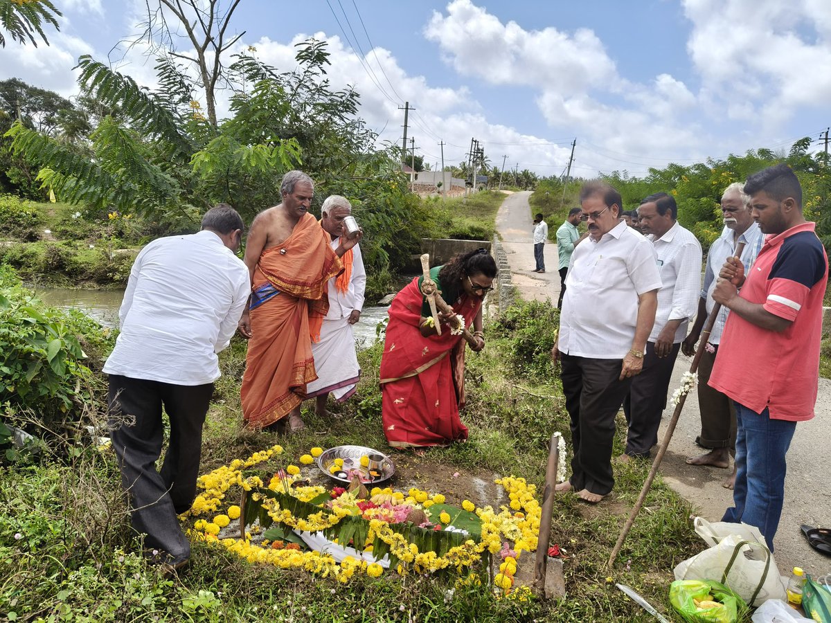 NayanaJhawar's tweet image. ಅಂಬಳೆ ಗ್ರಾಮ ಪಂಚಾಯತಿ ವ್ಯಾಪ್ತಿಯ ಮುಗುಳುವಳ್ಳಿ ಗ್ರಾಮದಿಂದ ಕೋಡಿಹಳ್ಳಿ ಗ್ರಾಮಕ್ಕೆ ಸಂಪರ್ಕಿಸುವ ಸೇತುವೆ ನಿರ್ಮಾಣಕ್ಕೆ ಕಾವೇರಿ ನೀರಾವರಿ ನಿಗಮ ನಿಯಮಿತ ಇಲಾಖೆಯಿಂದ 2 ಕೋಟಿ ಮೊತ್ತದಲ್ಲಿ ಕಾಮಗಾರಿಗೆ ಗುದ್ದಲಿ ಪೂಜೆ ನೆರವೇರಿಸಲಾಯಿತು.

#DevelopmentForAll #MudigereConstituency #NayanaMotamma #InfrastructureDevelopment…
