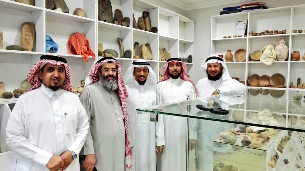 abuarrad's tweet photo. أسعدني وأكرمني أخي الفاضل الدكتور/ علي بن محمد عواجي (عرّاب الجهوة) برسالةٍ غاليةٍ وعزيزةٍ إلى نفسي تضمنت صورةً للكلمة التي كنتُ قد كتبتها في سجل الزوار الخاص بمتحفه التاريخي المنزلي عصر يوم الجمعة ٣/ ٥/ ١٤٣٧هـ أي قبل عشر سنواتٍ من الآن، وكان معي ثُلةٌ من الإخوة الزملاء الأفاضل الذين وردت أسماؤهم في الصفحة. 
وليس هذا فحسب؛ فقد تلطف وأرفق مع الصورة تسجيلاً صوتياً بصوته يُذكِّر ويشكر كعادته بجميل القول وكريم اللفظ.
حفظه الله عرّاب جهوتنا ورعاه، ووفقه وأبقاه، ومن الشر كفاه، وسلّمه وحماه.