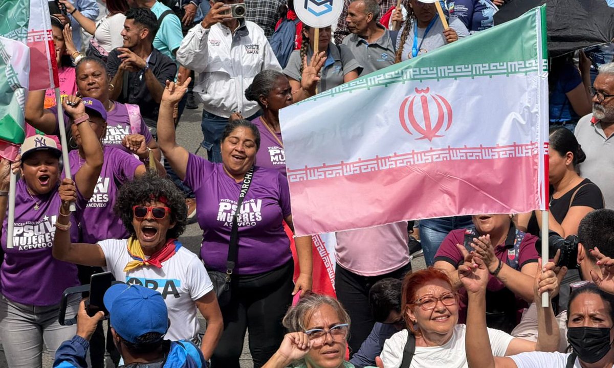 &gt;Ondeando bandera extranjera en '''mi''' territorio 
Ciertamente, el Chavismo en 26 años nunca ha hecho eso... oh...