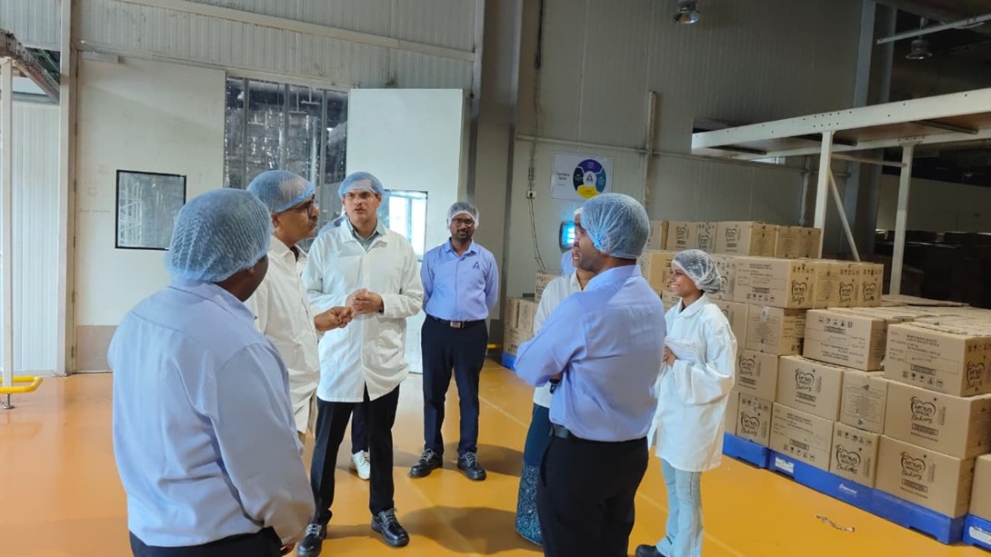 MOFPI_GOI's tweet image. #MOFPI के सचिव श्री अविनाश जोशी ने आज मेदक, तेलंगाना में स्थित @ITCCorpCom के अत्याधुनिक खाद्य प्रसंस्करण प्लांट का दौरा किया।

इस दौरान उन्होंने उत्पादन प्रक्रिया, गुणवत्ता नियंत्रण, स्थायी पैकेजिंग और मूल्य संवर्धन से जुड़ी पहल का अवलोकन किया।

#ProcessingForProsperity