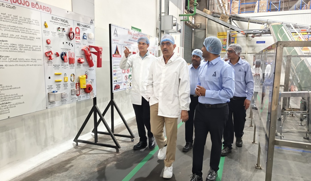 MOFPI_GOI's tweet image. #MOFPI के सचिव श्री अविनाश जोशी ने आज मेदक, तेलंगाना में स्थित @ITCCorpCom के अत्याधुनिक खाद्य प्रसंस्करण प्लांट का दौरा किया।

इस दौरान उन्होंने उत्पादन प्रक्रिया, गुणवत्ता नियंत्रण, स्थायी पैकेजिंग और मूल्य संवर्धन से जुड़ी पहल का अवलोकन किया।

#ProcessingForProsperity