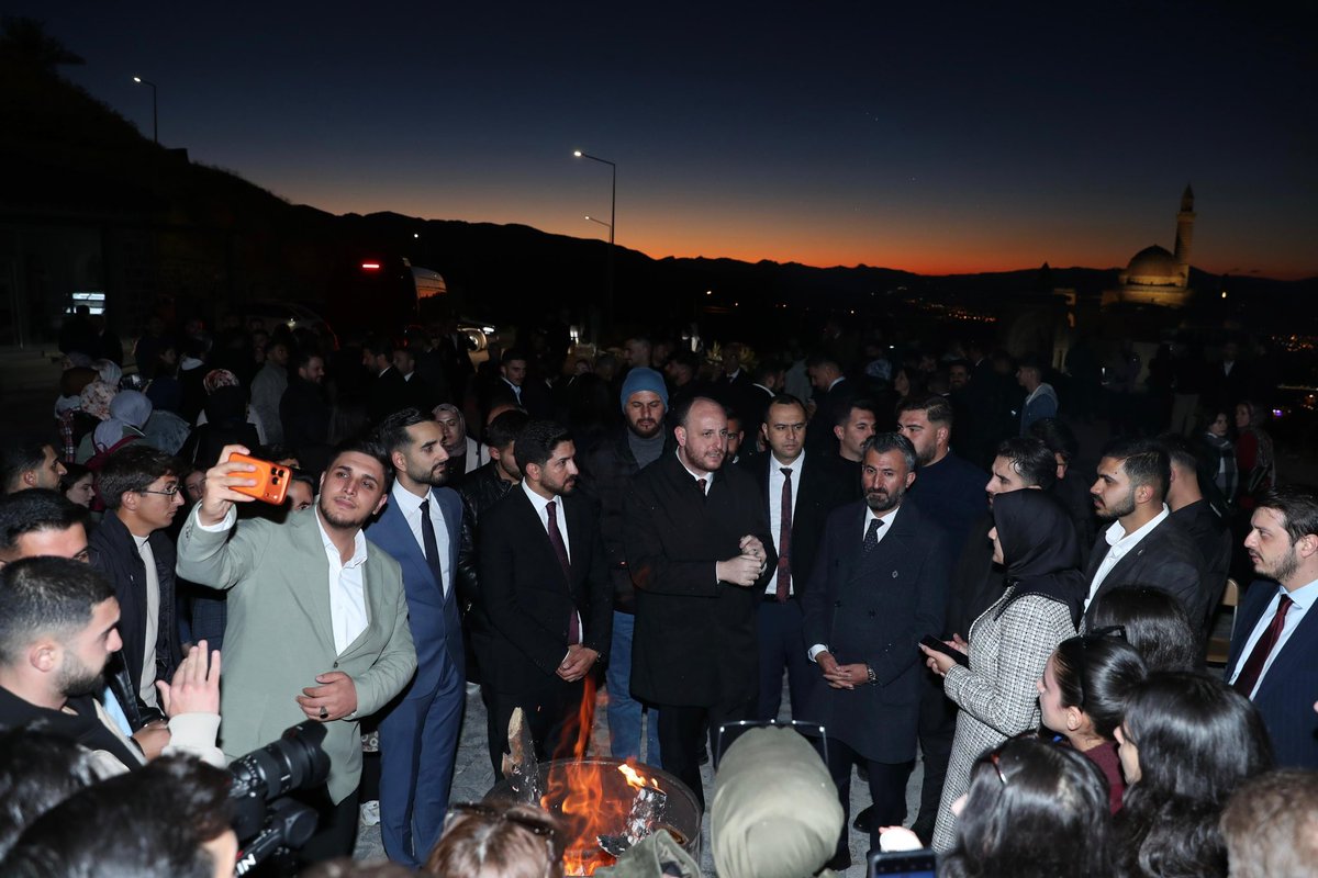 AkDogubayazit's tweet photo. Tarihin ve medeniyetin kalbinde, İshakpaşa Sarayı’nın eşsiz atmosferinde…

AK Parti Genel Merkez Teşkilat Başkanımız Sn. Ahmet Büyükgümüş’ü “Söz Gençlikte” programımızda ağırladık.

Nazik ziyaretleri ve gençliğimize verdikleri değerli destekleri için teşekkür ediyoruz. https://t.co/TBLckvNDMR