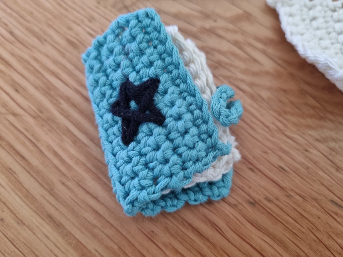 Lizloulovecraft's tweet image. 💛 Just uploaded a new mini crochet book tutorial on the blog 📚🧶
If you need a soft, soothing craft to brighten your week, this one is for you 💛 
#crochettutorial #crochetformentalhealth #creativewellbeing #crochetaddict #liziloulovecraft 
liziloulovecraft.co.uk/crochet-and-me…