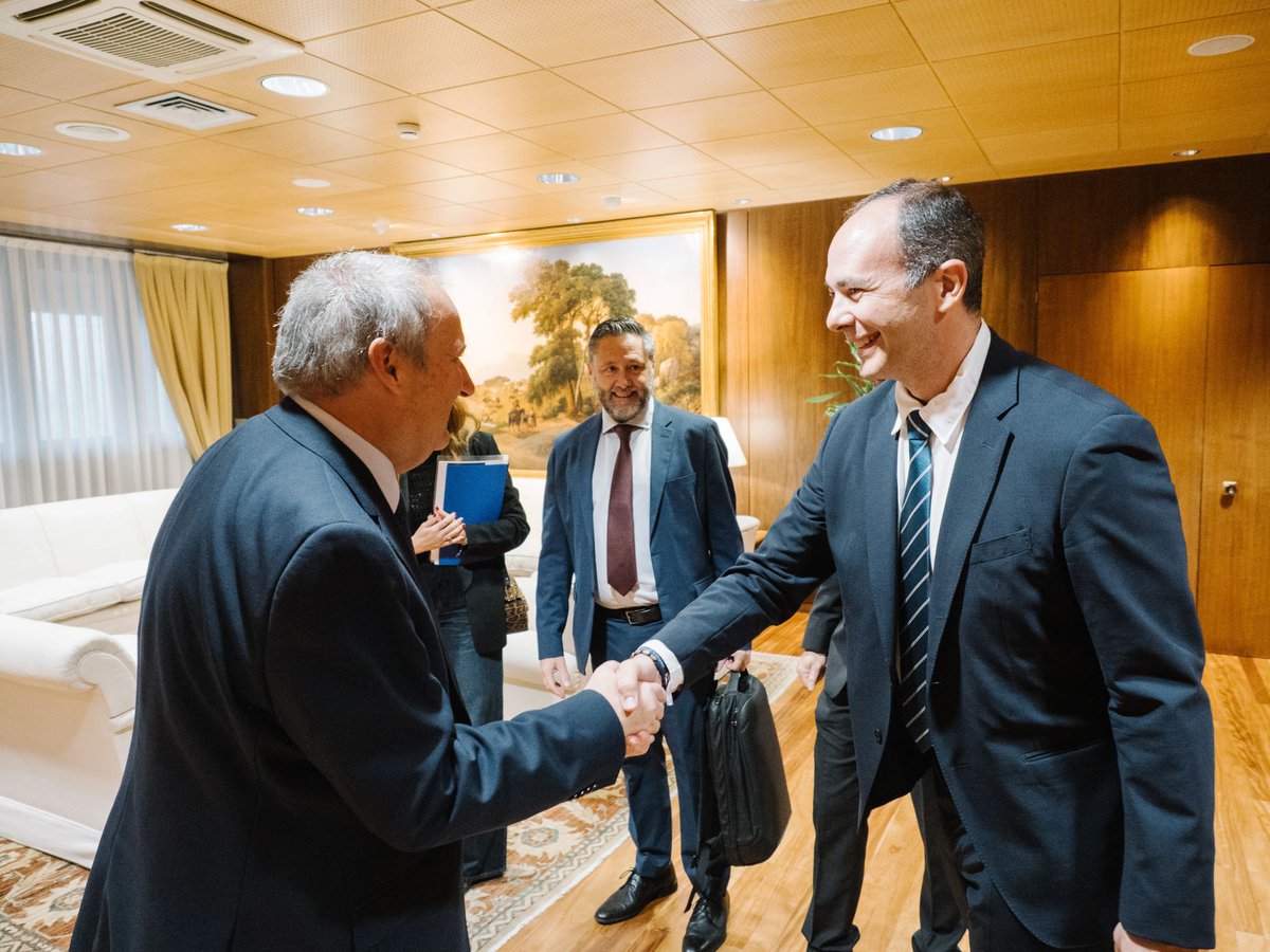 Ayer nos reunimos con el Ministro Jordi Hereu para trasladar el papel esencial del sector de la Comunicación Gráfica, clave en la vida cotidiana y en otros sectores de la economía.

Info: neobis.es

#neobis #ComunicacionGrafica #Industria #Innovacion #Sostenibilidad