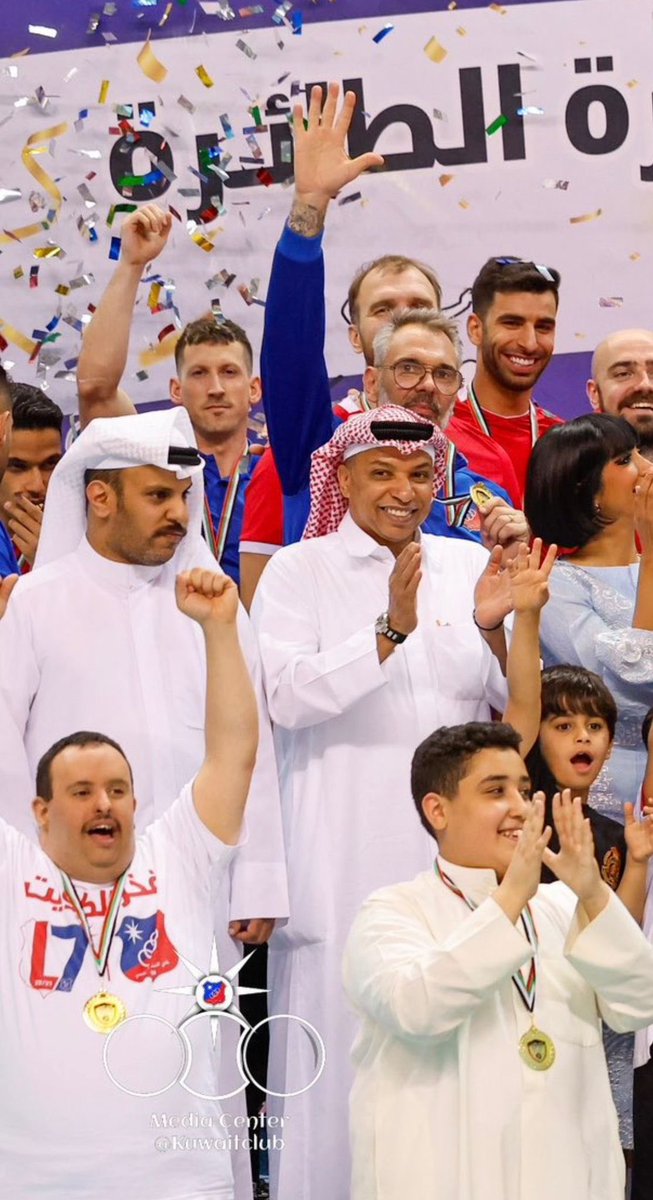 فهد في مباراة الأمس لكرة الطائرة التي فاز بها نادي الكويت بالبطولة 
مبروك حجي فهد بطولة نادي الكويت في الكره الطائرة