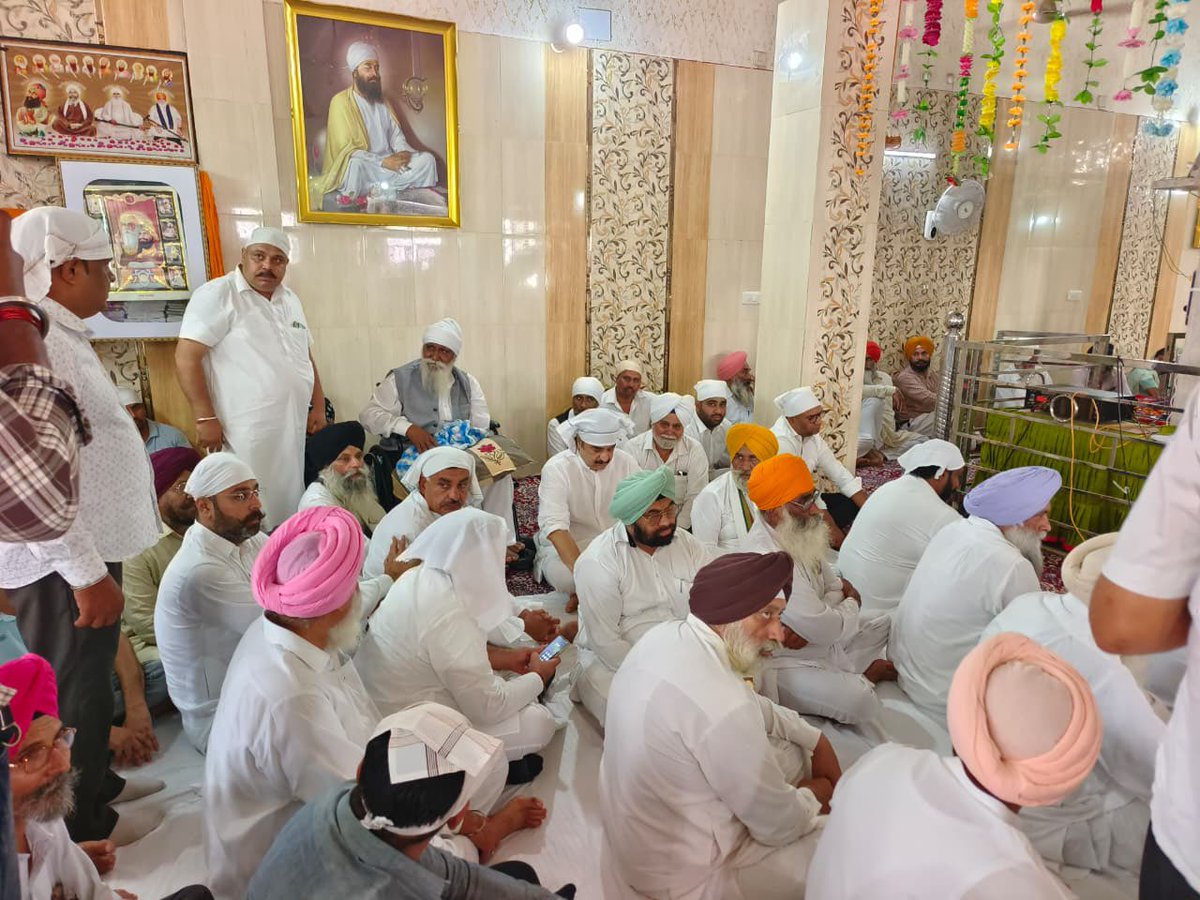 पेहवा पहुंचकर आज मेरे संघर्ष के साथी बाबा बलदेव सिंह जी के पुत्र स. खुशवंत सिंह बदलिया के आकस्मिक निधन पर गहरा शोक व्यक्त करके असहनीय दुःख की इस घड़ी में परिजनों को ढांढस बंधाया।