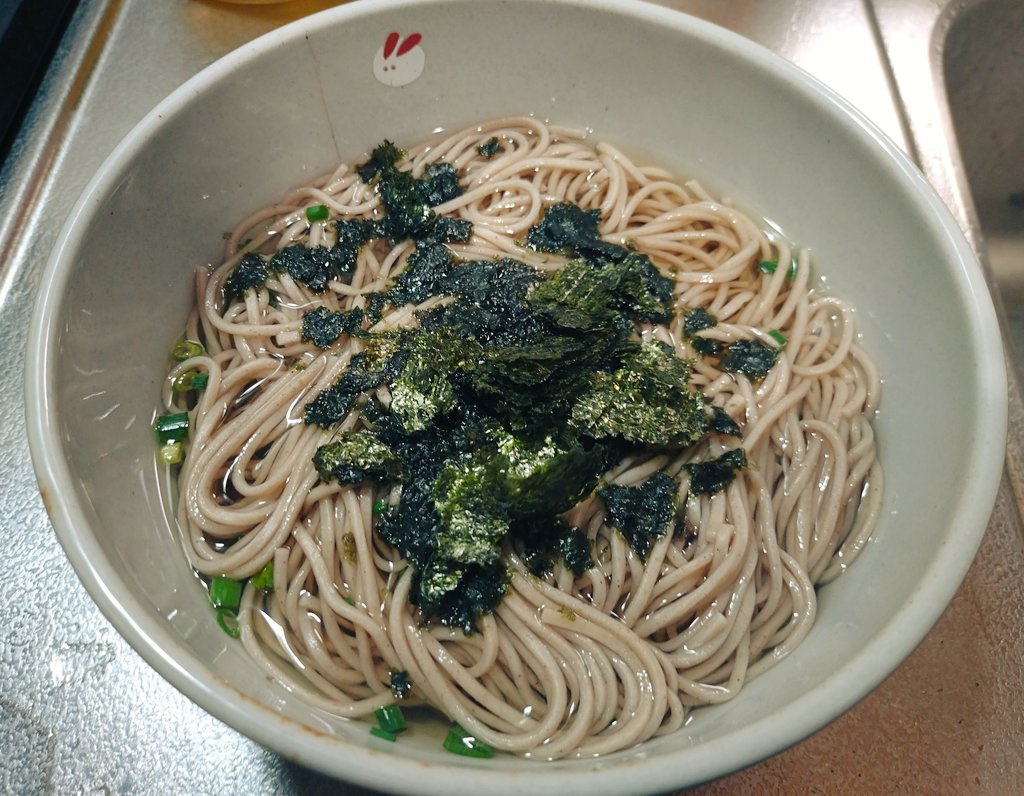 花巻蕎麦作ったぜい👍️花巻っつっても岩手の花巻じゃあねえぜい。かけに海苔を散らして薬味はわさびの蕎麦だぜい。でもヨギちゃんはネギを入れたいので少し入れちゃったぜい。海苔は磯の華って呼ばれてたから花巻蕎麦だぜい。海苔は焼き海苔だぜい。蕎麦は二八だぜい🩷

#花巻蕎麦 #蕎麦 #江戸