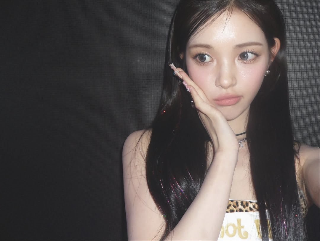 Yuhai's tweet image. the shimmer on my nails, the glow on my cheek, the sparkle in my eyes, everything’s giving pretty obsession! and guess what, jiwoo onny’s here too, making the frame even more dreamy.