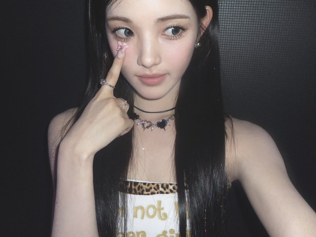 Yuhai's tweet image. the shimmer on my nails, the glow on my cheek, the sparkle in my eyes, everything’s giving pretty obsession! and guess what, jiwoo onny’s here too, making the frame even more dreamy.