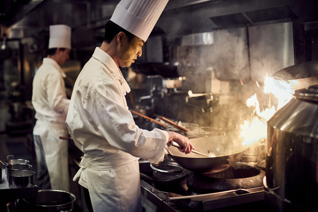 鮑や伊勢海老などの高級食材でつくる、中国料理の豪華プレート

中国料理「チャイナルーム」では、フェスティブシーズンに最適なテイクアウトプレートを12月の1か月間限定でご提供。
シェフが一品一品手づくりする本格的な中国料理が、年の瀬の食卓を豪勢に彩ります。
tokyo.grand.hyatt.co.jp/restaurants/re…