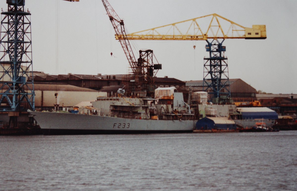 Newcastle 24/10/89
New frigates
Type 22 HMS Chatham (F87) almost ready for delivery
Type 23 HMS Marlborough (F233) fitting out
Chatham is sadly long gone, but Marlborough is still going strong in the Chilean Navy as Almirante Condell
@royalnavy #oldships