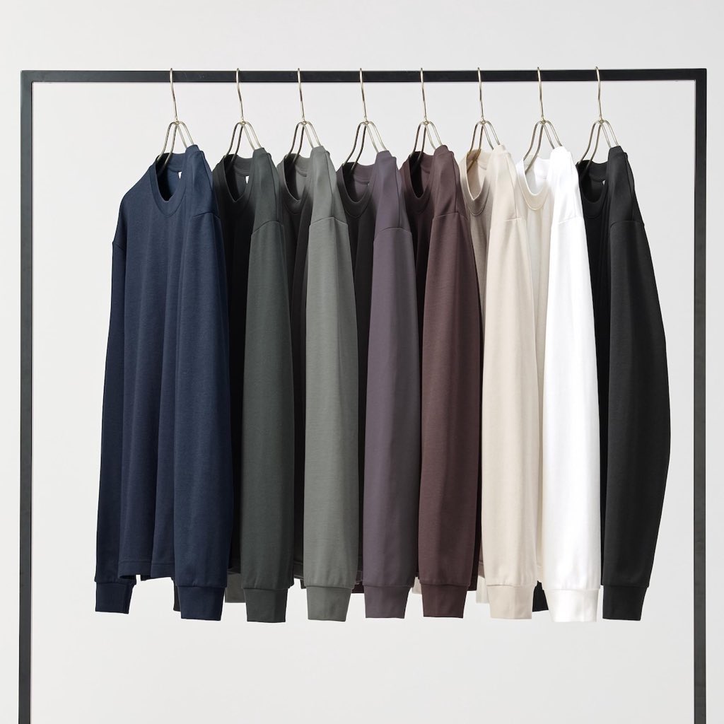 Jun__style00's tweet photo. 秋にこれだけ持ってれば十分。
UNIQLOで買うべきトップス4選👇

・メリノタートルネックセーター
・エアリズムコットンクルーネックT
・オーバーサイズスウェットシャツ
・ブロードオーバーシャツ

全部シンプル。でも全部“完成する”。
保存して買い物行く前にチェック。 https://t.co/Koi5orKebZ