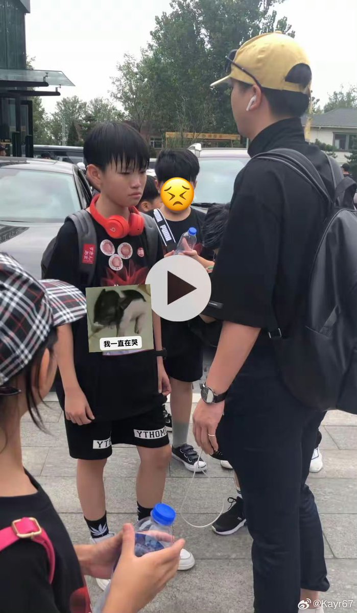 มีคนมาเล่าที่มาของรูปนี้ในเว่ยว่า ตอนนั้นน้องข่ายเหวินเป็นหัวหน้า ต้องคอยคุมเพื่อน ๆ แล้วเพื่อนคือดื้อมาก ไม่มีใครฟัง นางเลยเสียใจร้องไห้หน้ามุ่ยแบบนี้ 5555555555555555 พอม่าม๊ามารับน้อง ม่าม๊าเกือบร้องไห้ตามเพราะน่ารักมาก (🥺) ม๋าอ้วลเอ้ย