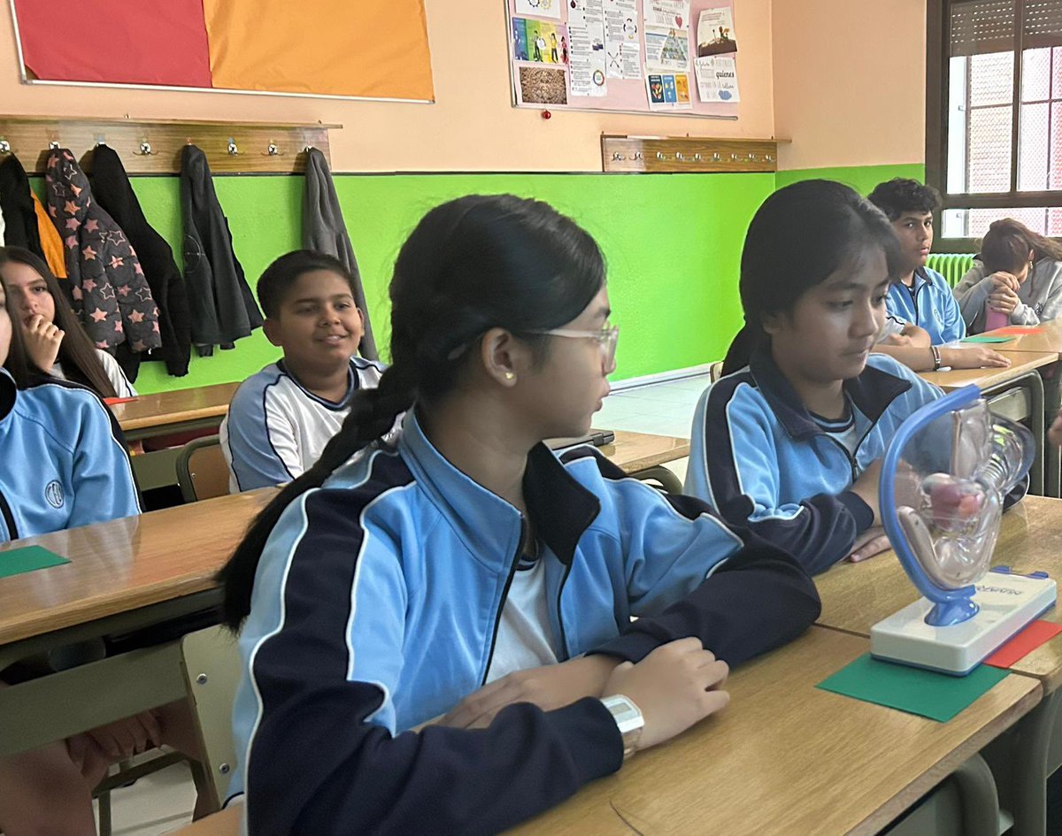 csanalfonso's tweet image. En 1º ESO hablamos sobre los cambios en la adolescencia para comprender mejor qué nos pasa en esta etapa a nivel físico y emocional 🧠 ❤️. Mil gracias al CMSc Centro por impartir este taller 🙌.

#Adolescencia #TalleresEducativos #CMSc #ColegiosHHCC #1ESO #EducaciónVicenciana