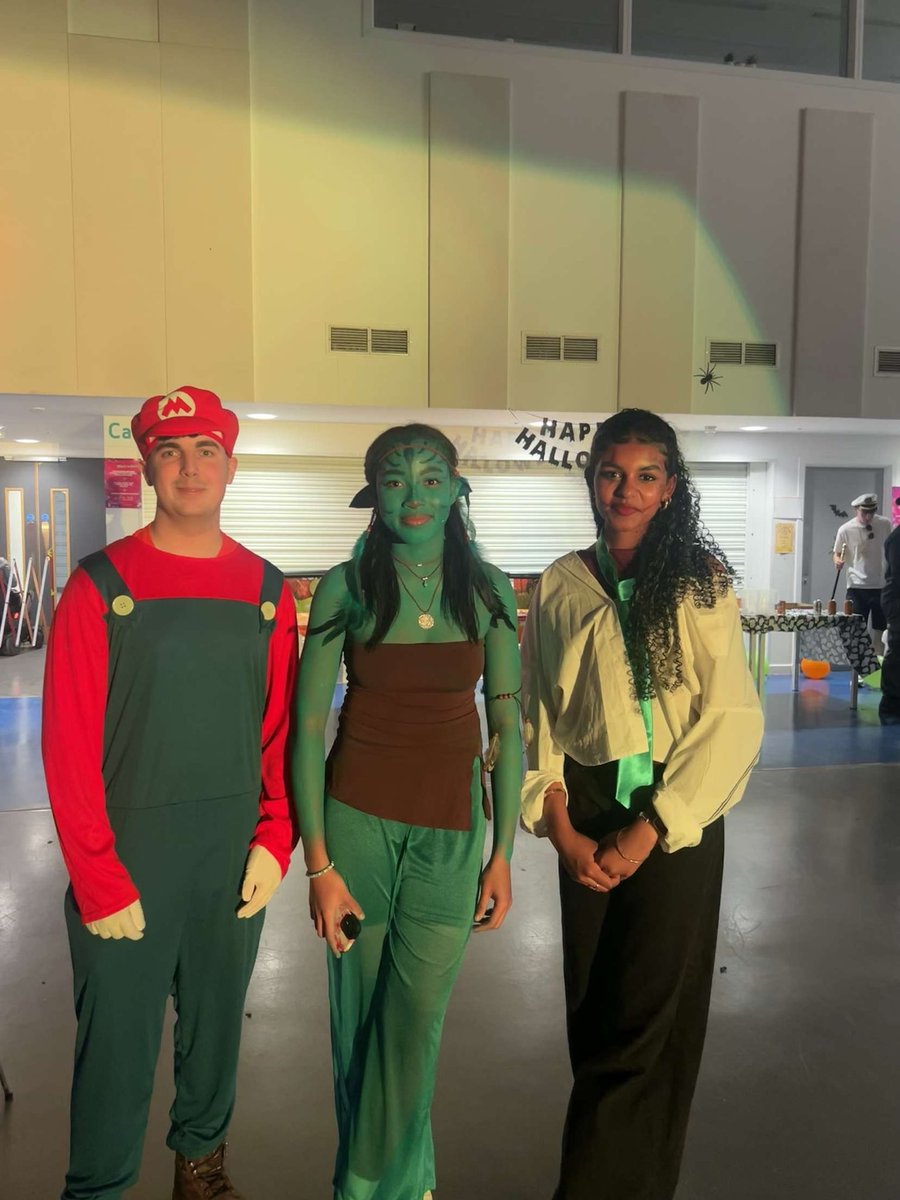 Happy Halloween from team Kinloch👻

A couple of our house captains looking spooky at the s6 halloween hop last night! 

Reminder to stay safe and have fun this weekend everyone💙💙