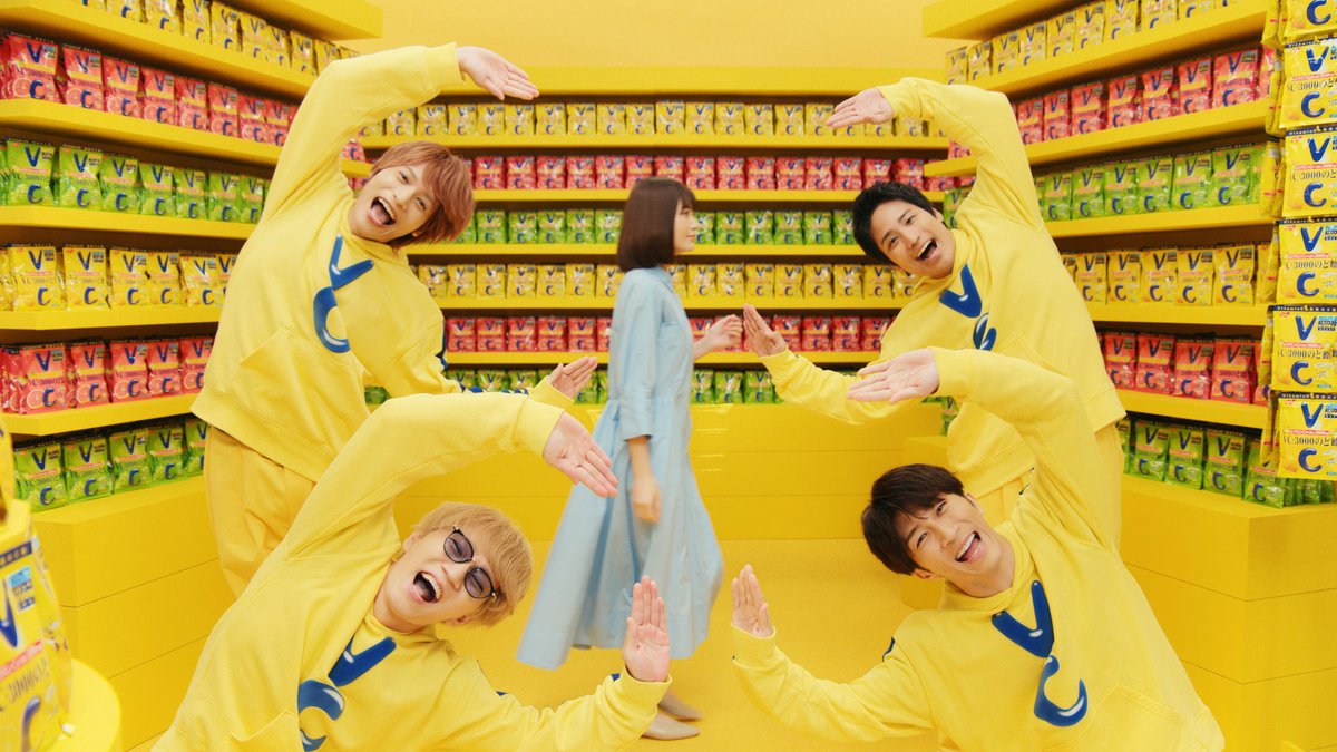 oricon's tweet photo. ＼なめたらあかん～♪／
WEST.「VC-3000のど飴」新CM公開❗️

黄色スウェットで元気にツッコミ
「買わんのかい💥」

VCの「C」形でのツッコミ
なで肩の濵田を心配…
「一人だけ”V”になっている可能性(笑)」

🎤インタビュー
ツッコミ上手なメンバーは❓
https://t.co/jn7FxqViXh

#WESTꓸ #VC3000のど飴 https://t.co/rojsOqWZFX