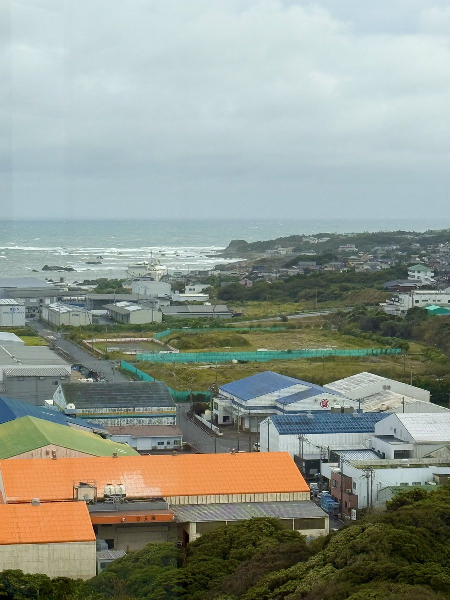 t_fawkik's tweet image. 銚子ポートタワー

『眼下に銚子漁港、行き交う漁船の風景
利根の河口、陽光に輝く太平洋、丸みを帯びた広大な水平線、海と川との感動的な素晴らしい出会い。』のはずでしたが、台風の影響で海は荒れていました。

Past photos. 10.13

#タワー #銚子 #千葉
#写真好きな人と繋がりたい
#iPhoneで撮影