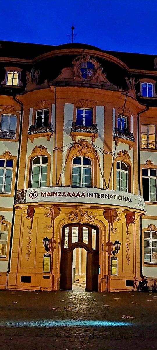 Guten Morgen meine lieben,langsam wirken die Schmerzmittel. An den letzten Tagen war ich so sehr verzweifelt. 
Ich wünsche euch einen schönen Freitag 🌻