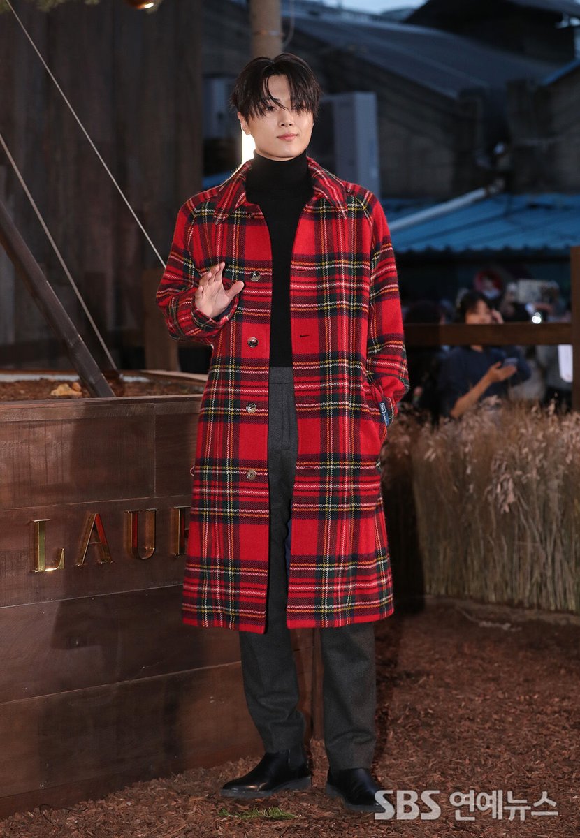 SBSEnterNews's tweet image. “[E포토] 엔하이픈 제이, &apos;겨울엔 크리스마스 코트&apos;
👉 ent.sbs.co.kr/news/article.d…

#행사 #성동구 #서울 #e포토 #SBS연예뉴스_백승철_기자 #백승철
SBS연예뉴스 팔로우 해주세요”