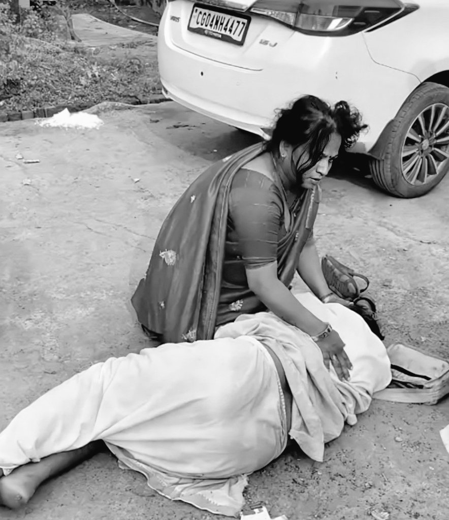 रायपुर में कथावाचक भास्कराचार्य एक विवाहित महिला के साथ कार में आपत्तिजनक हालत में मिले।

मौजूद लोगों ने जब यह देखा, तो उन्होंने कथावाचक की जमकर पिटाई कर दी,  महिला विवाहित है और उसका एक 18 वर्षीय बेटा भी है।

महिला के पति का नाम अनिल गुप्ता बताया जा रहा है, और भास्कराचार्य से