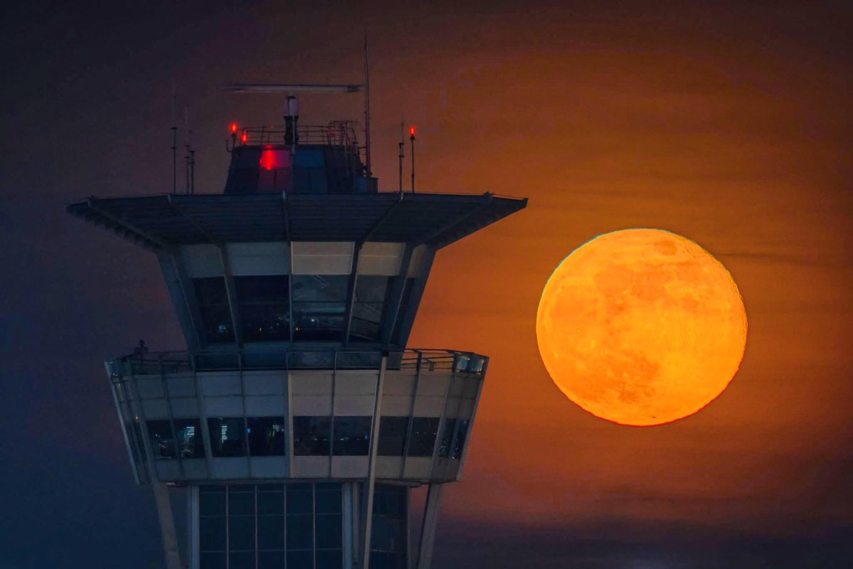 ParisAeroport's tweet image. 🎃 Paris-Orly sous la pleine lune aux teintes d’#Halloween ! La tour de contrôle reste à son poste : surveiller le ciel, même lors des nuits les plus mystiques… 🪄🛫
Photo : @ValYV88