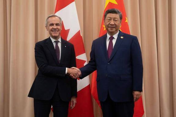 PiotrChodak's tweet image. Najważniejsze spotkanie dla Kanady od lat? 

Premier Mark Carney spotkał się z Xi Jinpingiem na szczycie APEC. To pierwsza formalna rozmowa na tym szczeblu od 2017 r. 
Carney przyjął zaproszenie do Chin. Rozpoczyna się strategiczny &quot;reset&quot; Ottawy. ⬇️
