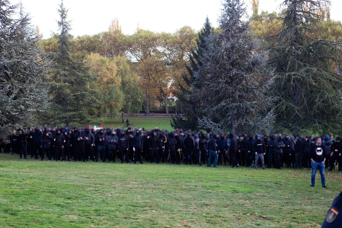 Sobre la gira de Vito Quiles y la respuesta antifascista:

"Lo imprescindible y más urgente es romper por la fuerza los lazos que puedan unir al fascismo con las masas."

Honor a los chavales que han puesto el cuerpo frente al fascismo en Gasteiz, Vallekas e Iruña.