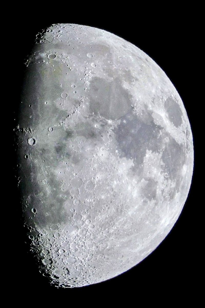 shingo5desu's tweet image. 今日の月です！
雨が止んで月が出てました！
#月
#EOSR3
#RF200～800
#焦点距離800mm
#トリミング