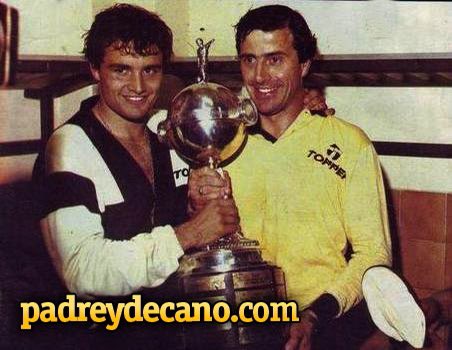 WilsonMendez86's tweet photo. Un día como hoy de 1987, contaban 5, 4, 3, 2, 1… apareció Diego Aguirre y anotó el agónico gol que le dio la quinta Copa Libertadores de America a @OficialCAP, fue 1-0 en el último segundo ante America de Cali. El Peñarol de los milagros!!! Dirigido por el Maestro Tabarez https://t.co/doUJwRbAz6