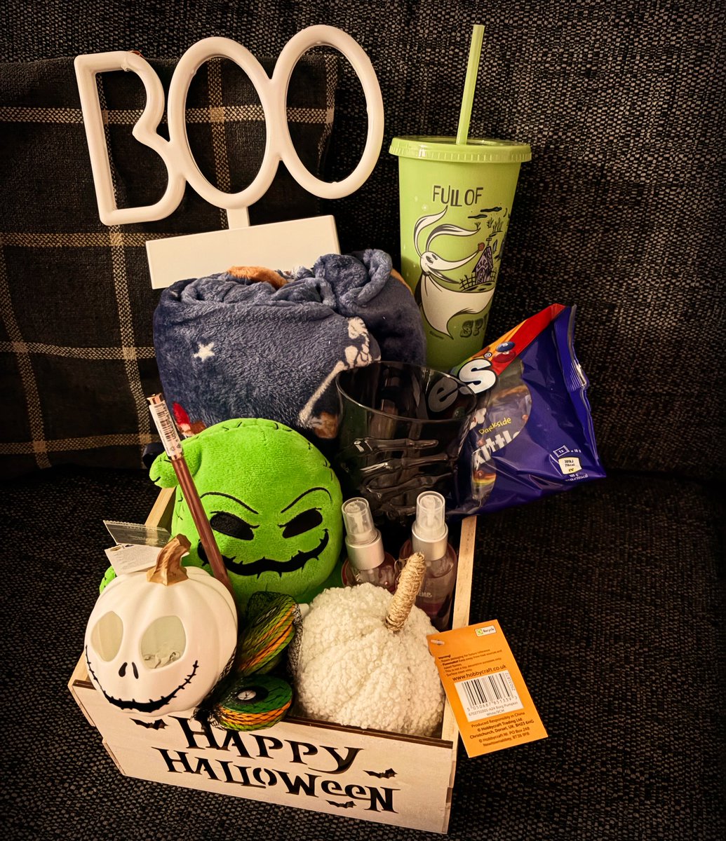 Never too old for a BOO Basket! 👻 A little Halloween treat box for my 13 year old. Best bit was with being ill I only got out yesterday to buy bits and everything was was half price in hobbycraft and Asda 🙌  #Halloween