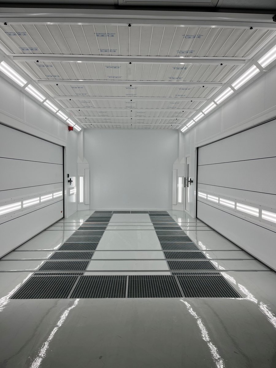Mooi project afgerond bij ABS H. Hoogvliet Spijkenisse: spuitcabine, droogcabines, dwarstransport, mengruimte, voorbewerking, all-in one cabine, suppletie unit, wasbox.
ABS H. Hoogvliet Spijkenisse - CWN