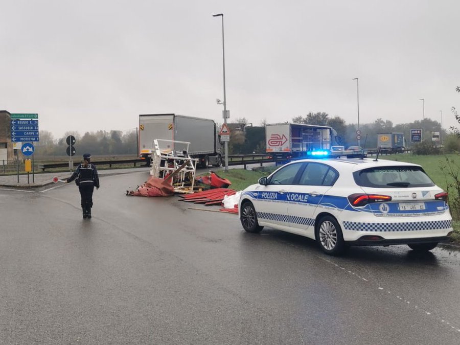 Autoarticolato perde il carico a Campogalliano: traffico in tilt sulla rotatoria