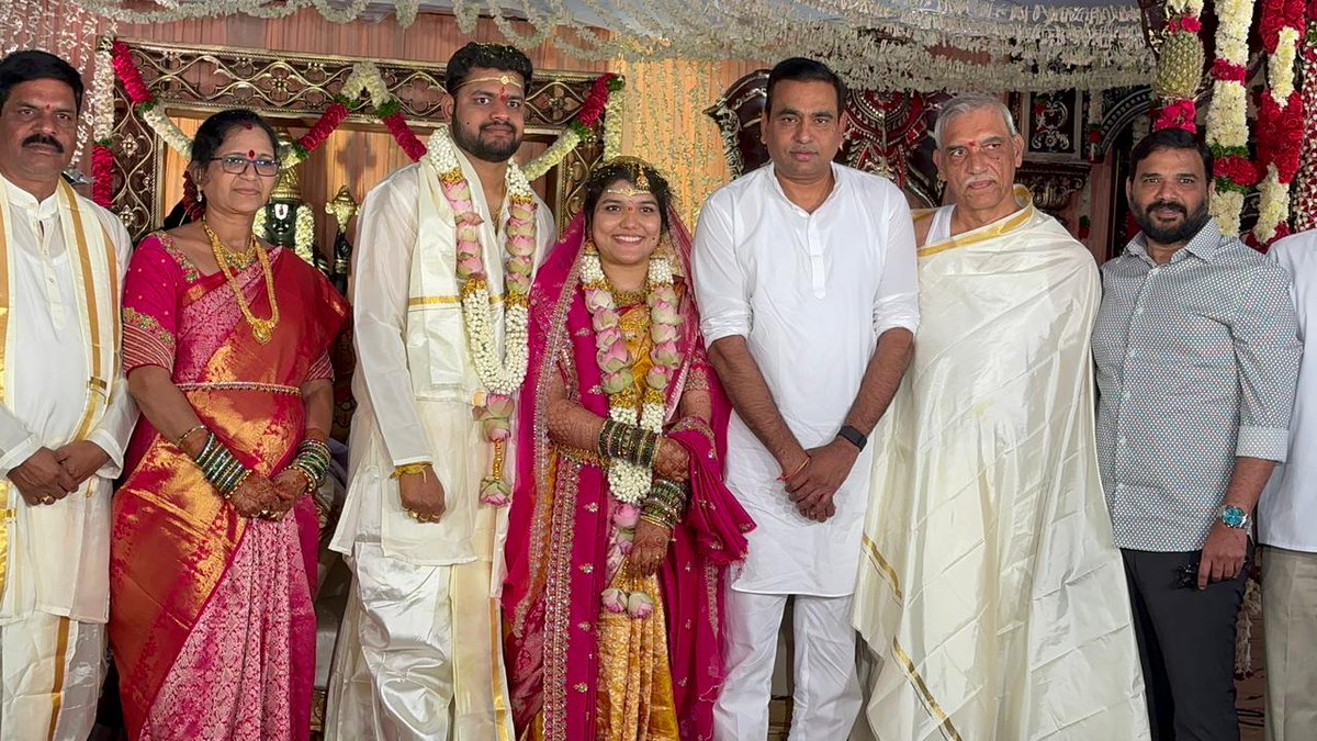 kiran_chamala's tweet photo. భువనగిరి పార్లమెంట్ పరిధిలో జరుగుతున్న పలు వివాహాది శుభకార్యాలలో పాల్గొని కాబోయే నూతన వధూవరులను ఆశీర్వదించటం జరిగింది. 

#weedingday
#happymarriageday https://t.co/XEBqU32CMU