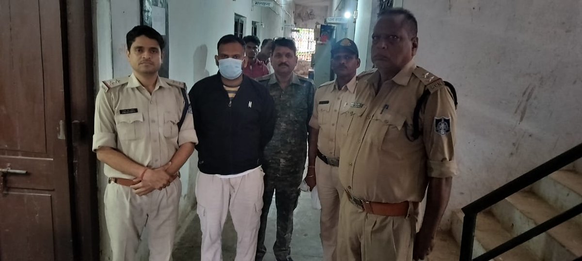 DatiaPolice's tweet image. थाना थरेट पुलिस ने 1 वर्ष से फरार ₹5000 के इनामी आरोपी जीतू उर्फ जीतेन्द्र जोशी, गतवार पेट्रोल पंप के पास से गिरफ्तार किया।

@DGP_MP
@mohdept
@JansamparkMP
@MPPoliceDeptt
@IgChambal
@digchambal1812

#MPPolice
#DatiaPolice
#दतिया